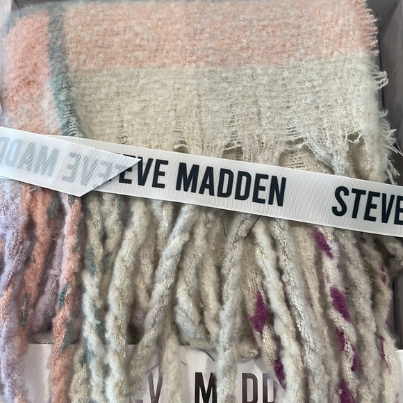 Steve Madden Beanie and Scarf Set - Picture 3 of 5